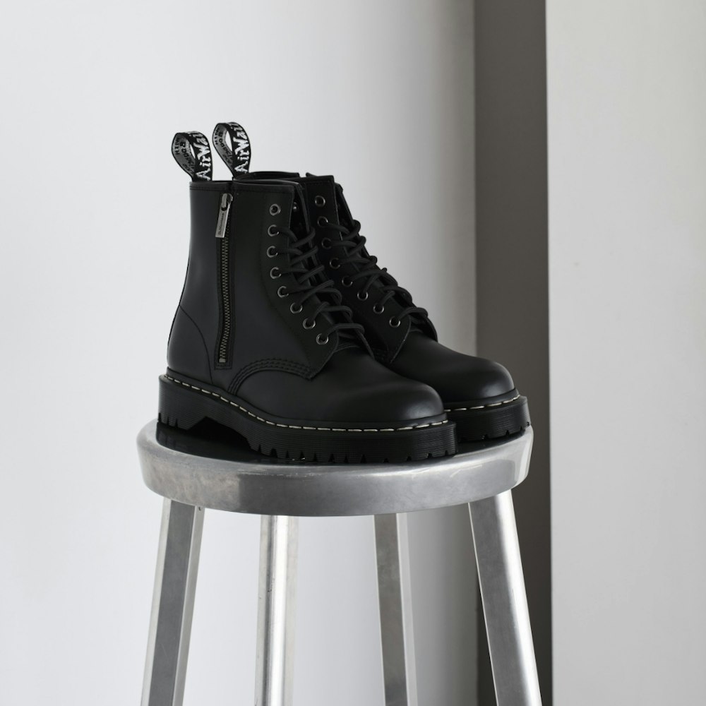 <p>日本限定の「グレーステッチ」コレクションは、ドクターマーチンの定番モデルにグレーのウェルトステッチを施した特別仕様。BEXソールを搭載し、アッパーからアウトソールまでブラックで統一されたデザインが特徴。</p>