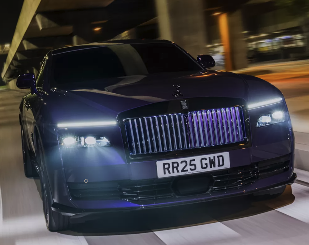 <p>標準モデルより出力とトルクが強化された V12 エンジンを搭載するモデルが Ghost や Cullinan などに展開。0-100km/h 加速時間は Ghost Black Badge で約 4.7 秒。ドライビングモードとシャーシチューニングにより操縦性を高めている。日常の高速道路や山道での走行でその性能が発揮される設計。</p>