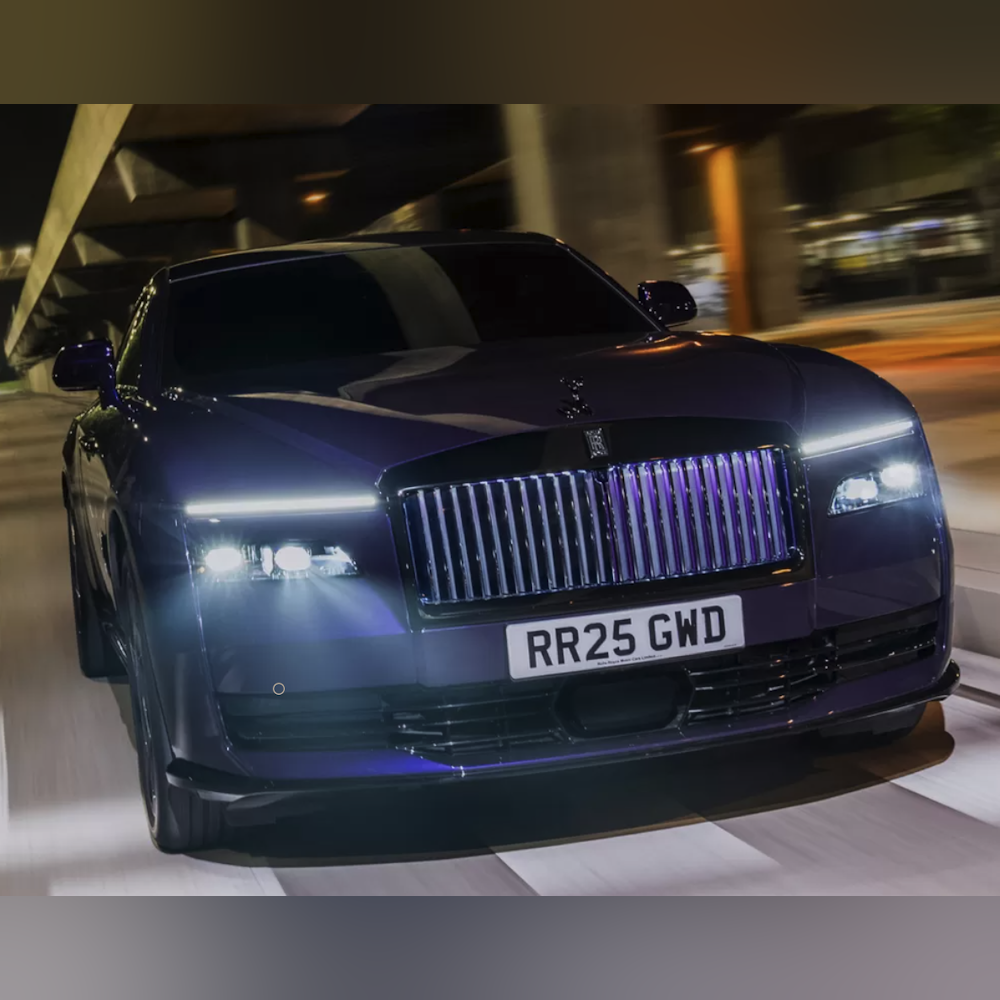<p>標準モデルより出力とトルクが強化された V12 エンジンを搭載するモデルが Ghost や Cullinan などに展開。0-100km/h 加速時間は Ghost Black Badge で約 4.7 秒。ドライビングモードとシャーシチューニングにより操縦性を高めている。日常の高速道路や山道での走行でその性能が発揮される設計。</p>
