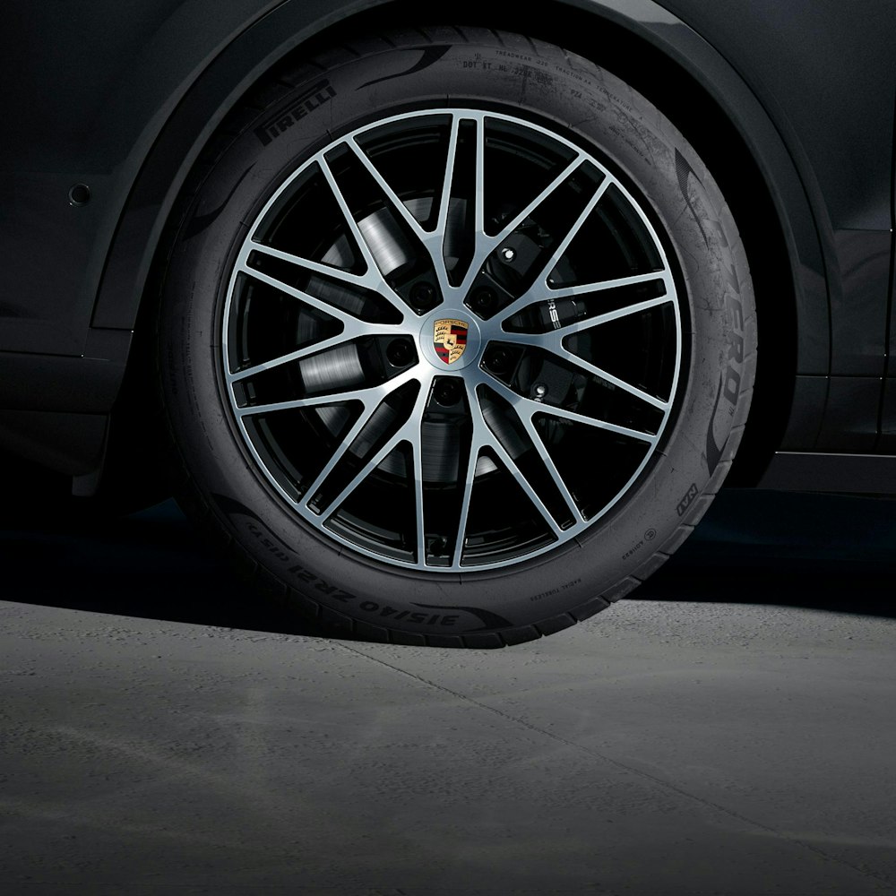 <p>21インチのRSスパイダーデザイン ホイール。<br>断面部にポリッシュ仕上げを施したブラック (ハイグロス) 塗装と、カラーのポルシェ クレストが特徴。</p>