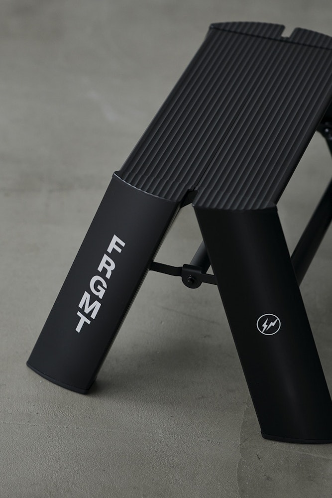 <p>使いやすさとデザイン性を兼ね備えた脚立「ルカーノ」と藤原ヒロシ主宰の「フラグメント」の特別コラボモデル。脚立としての実用性だけでなく、インテリアアイテムとしても空間のスタイリングに馴染む、シックで美しいデザイン。</p>