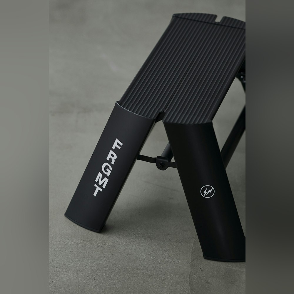 <p>使いやすさとデザイン性を兼ね備えた脚立「ルカーノ」と藤原ヒロシ主宰の「フラグメント」の特別コラボモデル。脚立としての実用性だけでなく、インテリアアイテムとしても空間のスタイリングに馴染む、シックで美しいデザイン。</p>