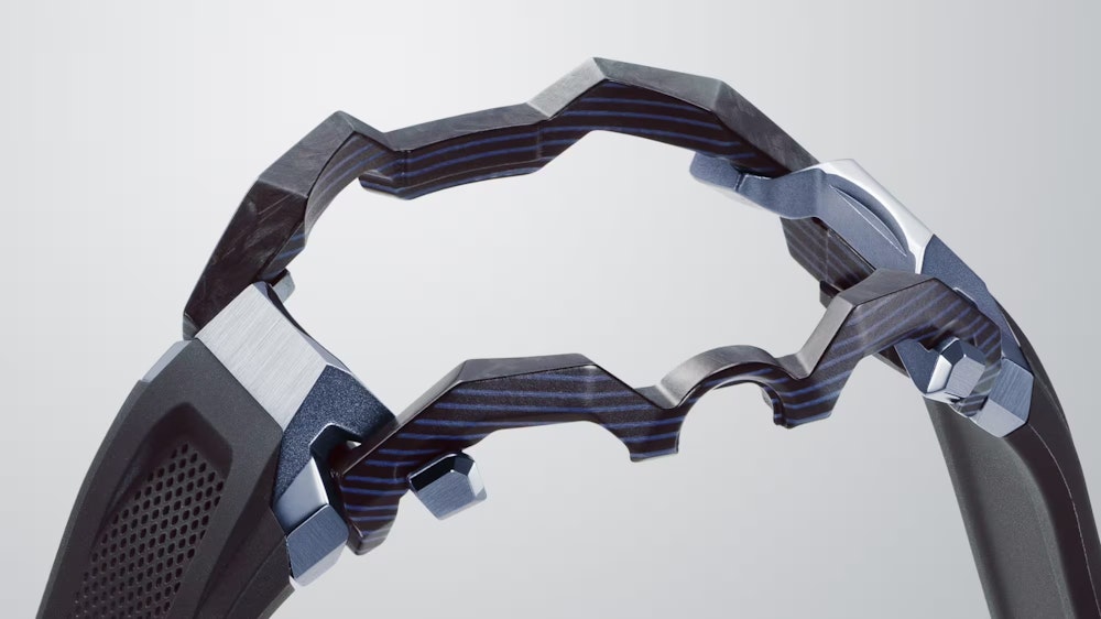 <p>TRIPLE G RESIST構造、カーボンコアガード、サファイアクリスタル採用で堅牢かつ上質な佇まい。</p>