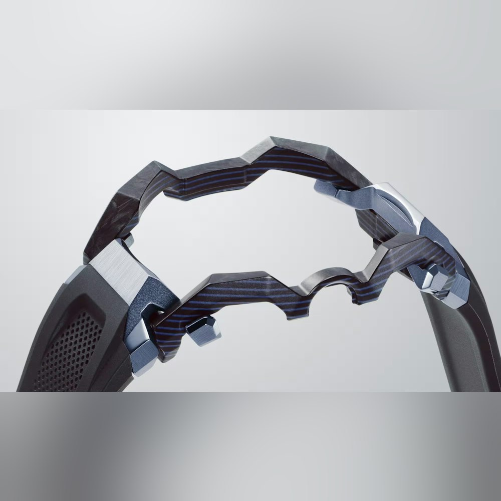 <p>TRIPLE G RESIST構造、カーボンコアガード、サファイアクリスタル採用で堅牢かつ上質な佇まい。</p>