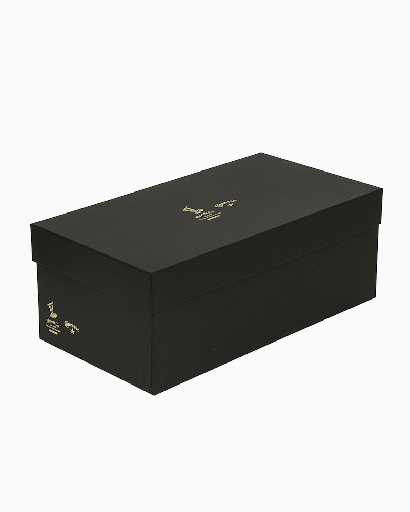 <p>両ブランドのロゴが並ぶ特製の化粧箱が付属。ギフトにも最適な一足。</p>