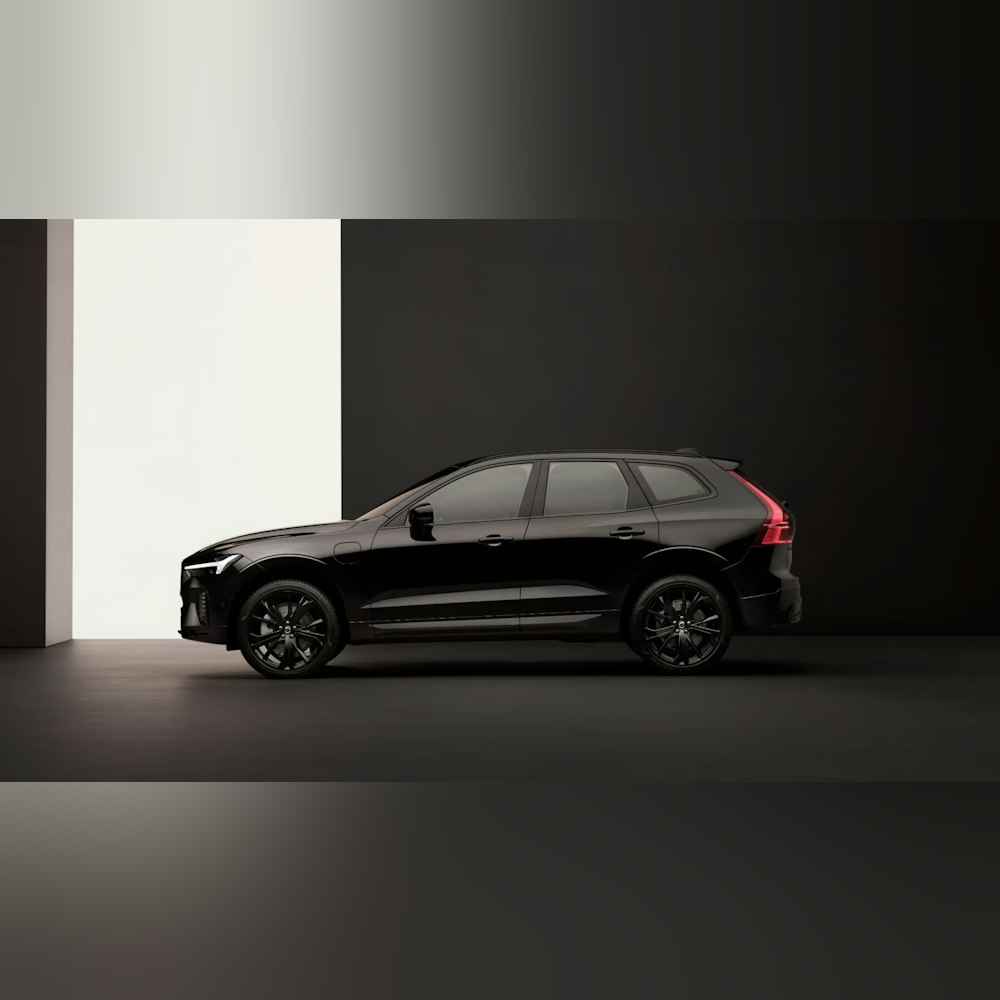 <p>2.0 リッターターボ+電動モーター構成による高出力と AWD によって、加速性能と路面対応力を確保。専用ブラックアクセントとホイールにより外観での違いを演出。ドライブモード切り替えで「パワー/ハイブリッド/EV」など、多様な走りを実現。</p>