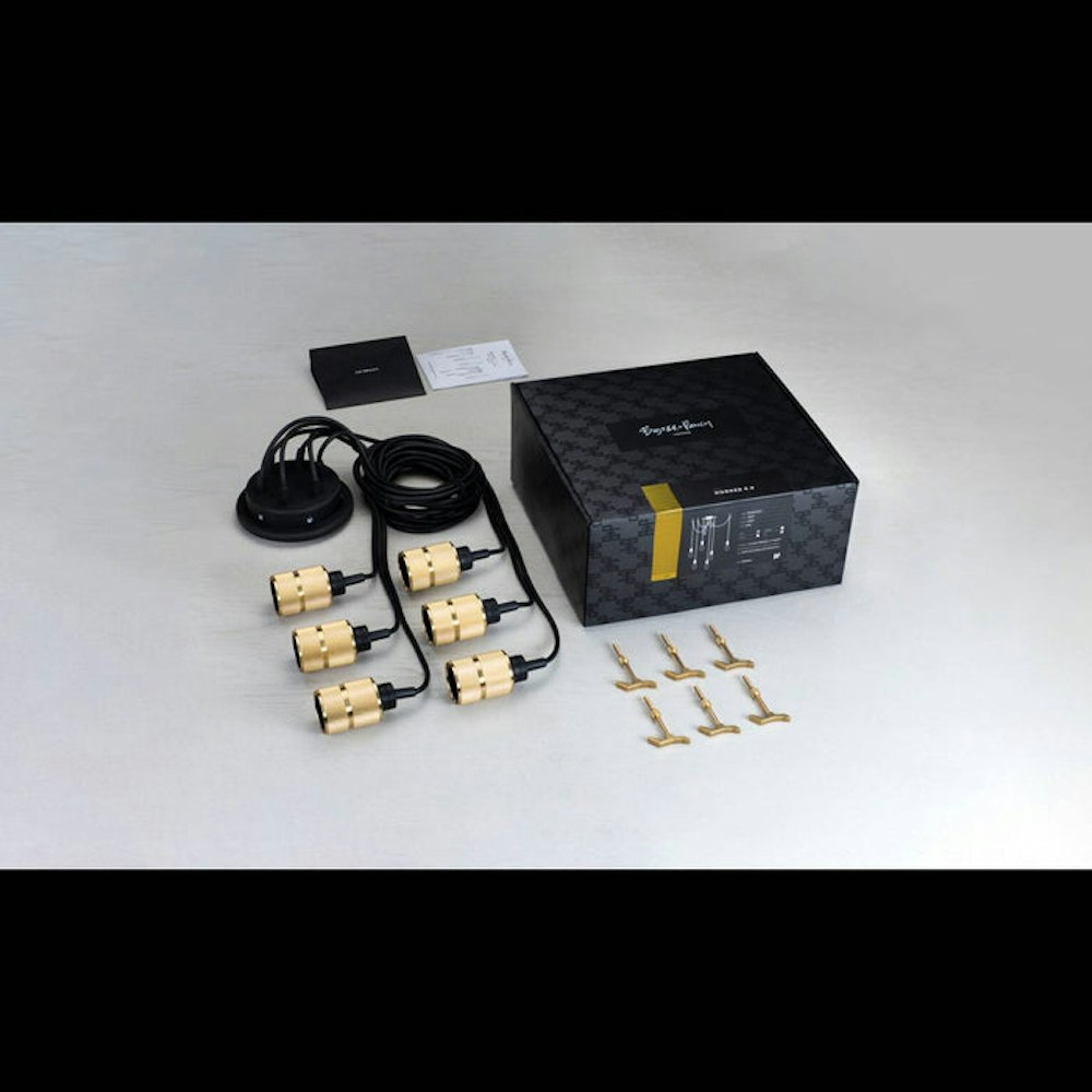 <p>電球は別売りのため、好みの明るさや色温度の電球を選択し、空間の雰囲気を自由に演出可能。</p>