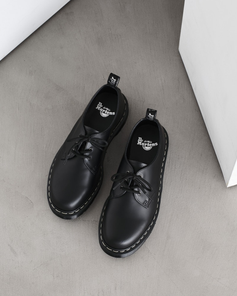 <p>「1460 ZIP BEX GREY STITCH」は、サイドジップとメタリックシルバーのアイレットを採用し、着脱が容易。付属のメタリックシルバー＆グレーのフラットレースで、スタイリングの幅が広がる。</p>