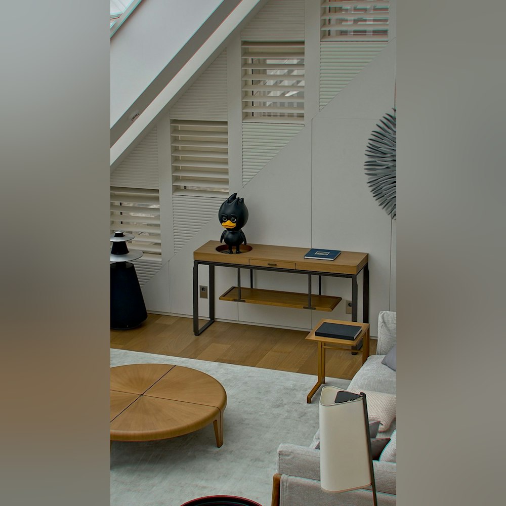 <p>キャラクターデザインにアート性と装飾性を備え、インテリアに調和する構造。現代アートと日常空間をつなぐ存在。</p>