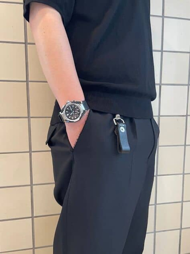 <p>横幅45.3 mm、厚さ14.4 mm、重量わずか112 gでスーツの袖にも収まるサイズ感。</p>