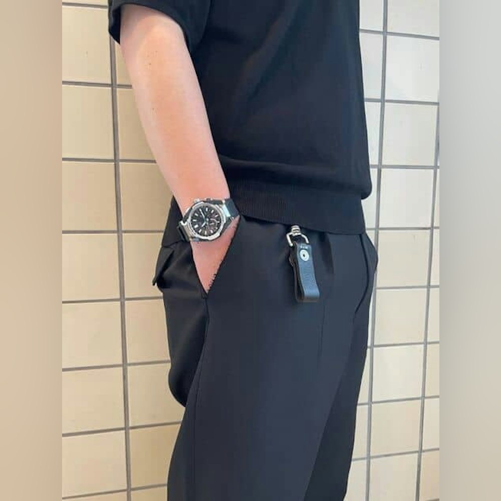 <p>横幅45.3 mm、厚さ14.4 mm、重量わずか112 gでスーツの袖にも収まるサイズ感。</p>