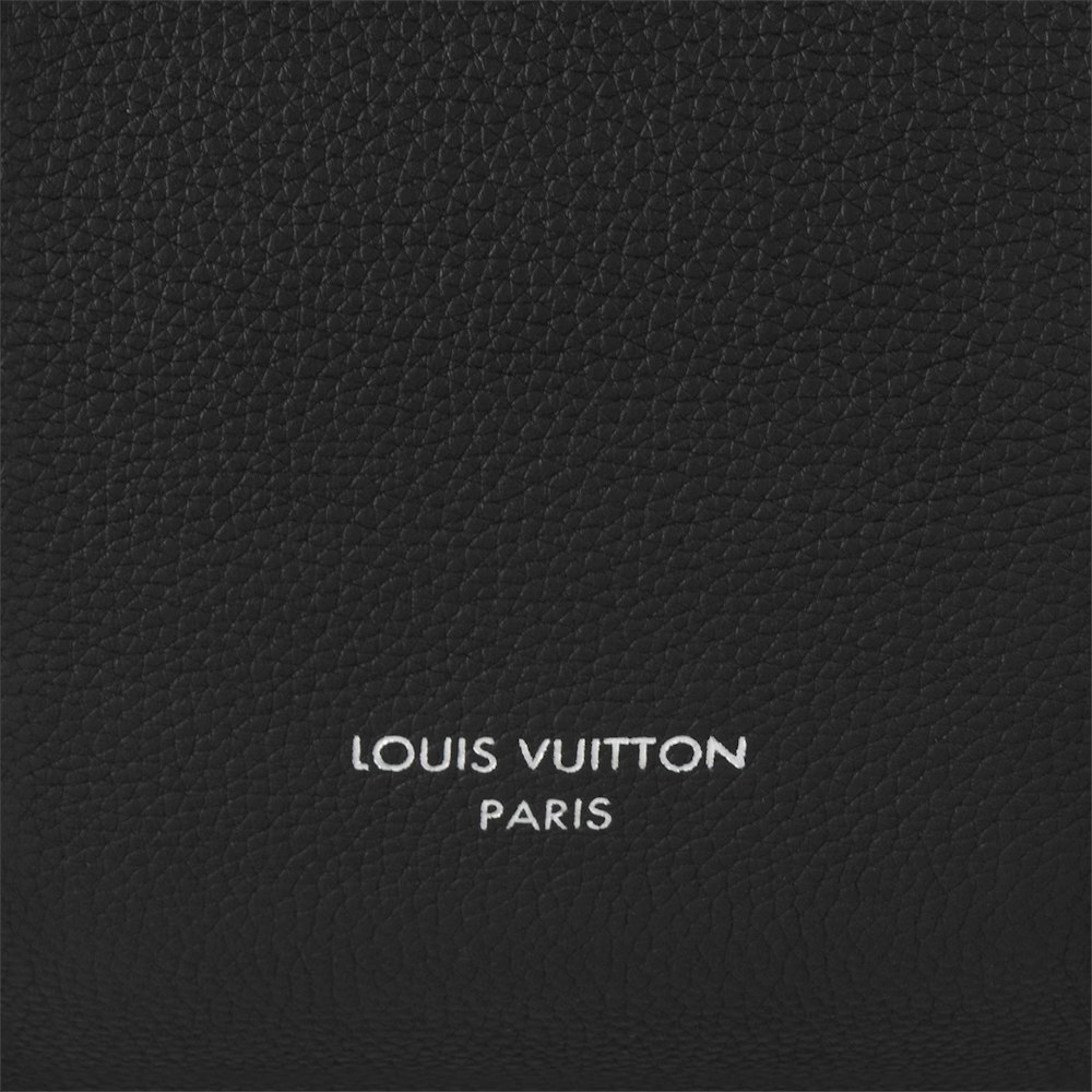 <p>ミレジム・カーフレザーを使用し、創業者の息子にちなんだ「ジョルジュ」命名によって、背景と由来が感じられるモデル構成。</p>