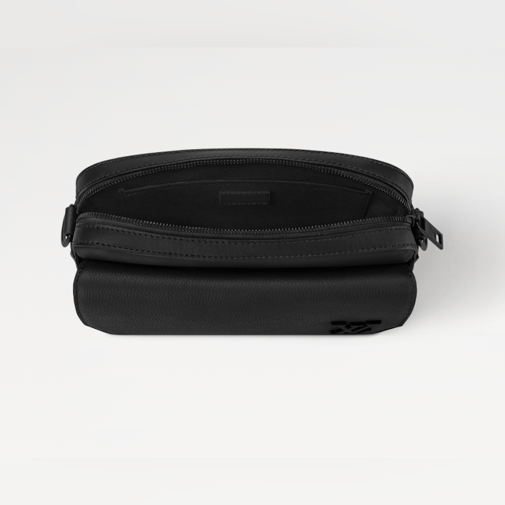 <p>ファスナー開閉式のメインコンパートメントとマグネット開閉式のフロントフラップポケットを備え、荷物の整理が容易。</p>