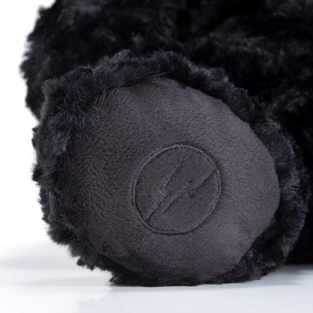 <p>38cmのソフトタイプのベアで、ツキノワグマをモチーフにデザイン。右足には同系色でフラグメントのサンダーロゴが刺繍されている。</p>