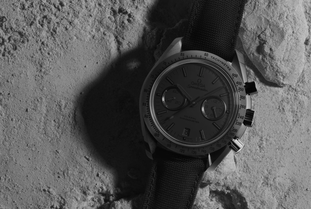 <p>ケース径44.25mm、厚さ約16mmのブラックセラミック製。傷や腐食に強く、防水性能50mを備える。タキメーター付きベゼルと棒インデックスを搭載し、クロノグラフ計測に対応。リモートワークから外出まで日常シーンで活用可能。</p>