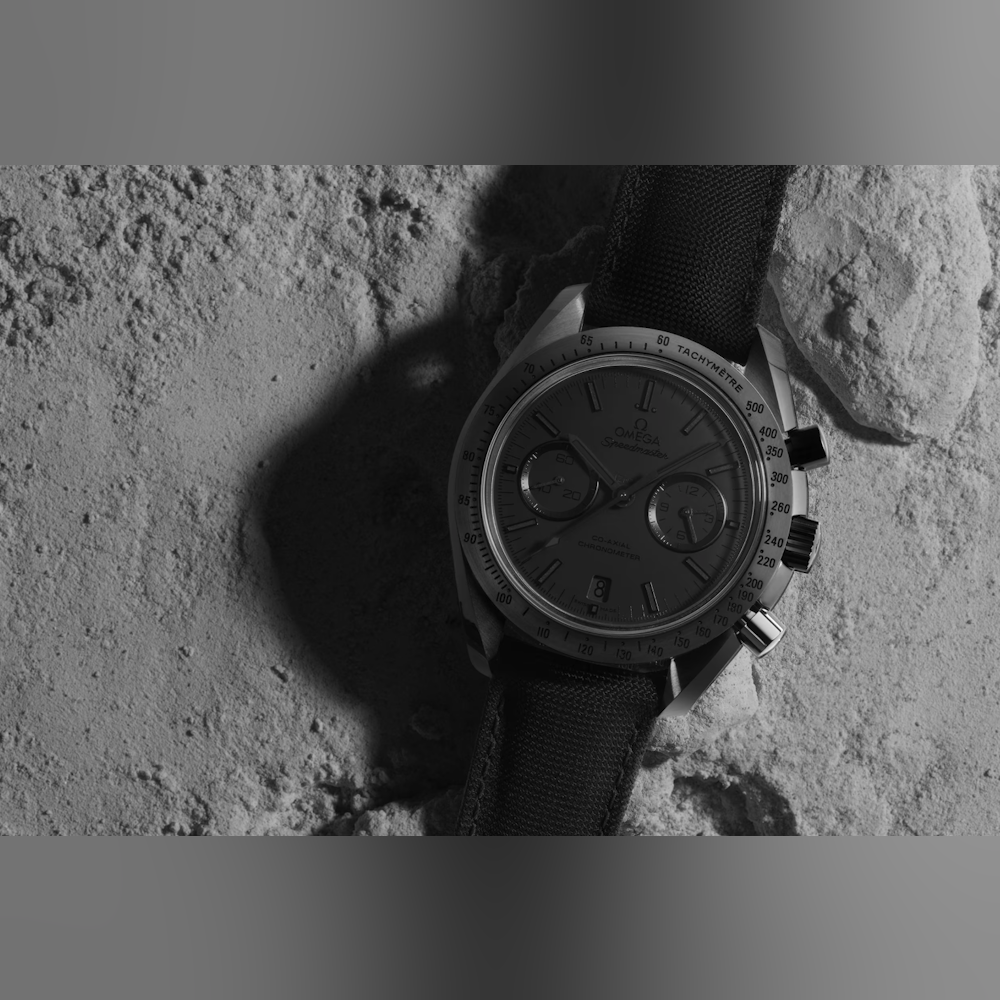 <p>ケース径44.25mm、厚さ約16mmのブラックセラミック製。傷や腐食に強く、防水性能50mを備える。タキメーター付きベゼルと棒インデックスを搭載し、クロノグラフ計測に対応。リモートワークから外出まで日常シーンで活用可能。</p>