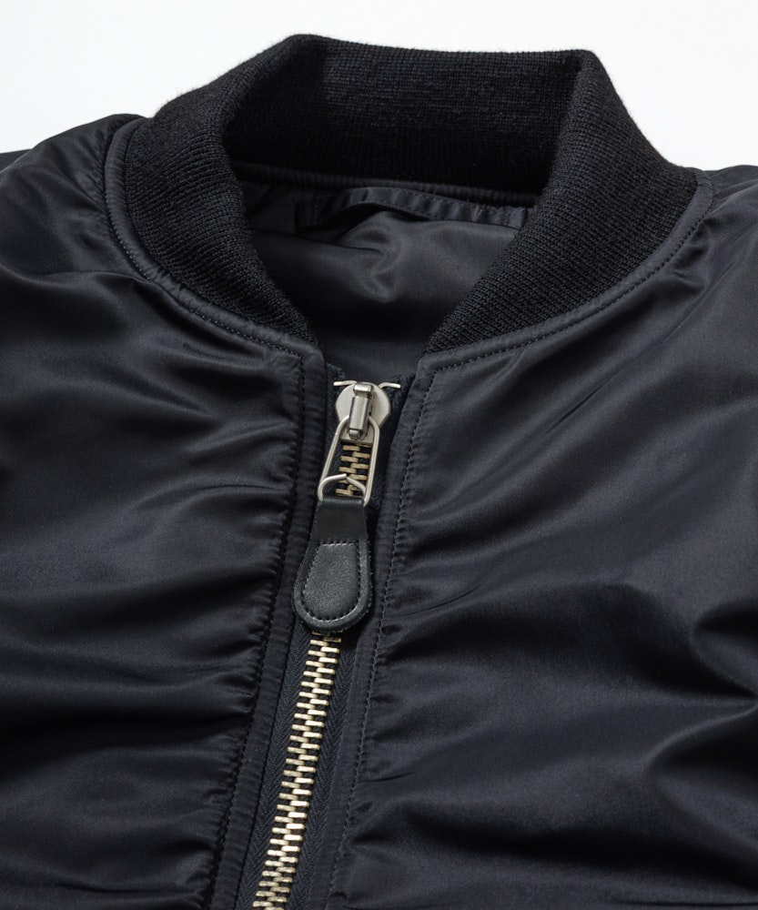 <p>インラインの真鍮ジップ仕様と異なり、BIOTOP別注モデルはブラックボディにアルミ製シルバージップを採用。ジップの色を変えるだけのシンプルな別注だがBIOTOPらしいモダンな仕上がりに。</p>