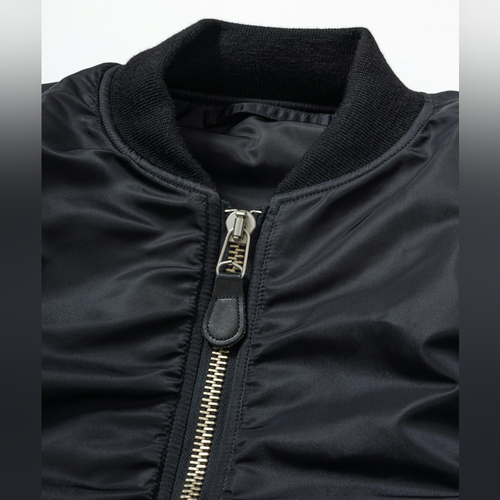 <p>インラインの真鍮ジップ仕様と異なり、BIOTOP別注モデルはブラックボディにアルミ製シルバージップを採用。ジップの色を変えるだけのシンプルな別注だがBIOTOPらしいモダンな仕上がりに。</p>