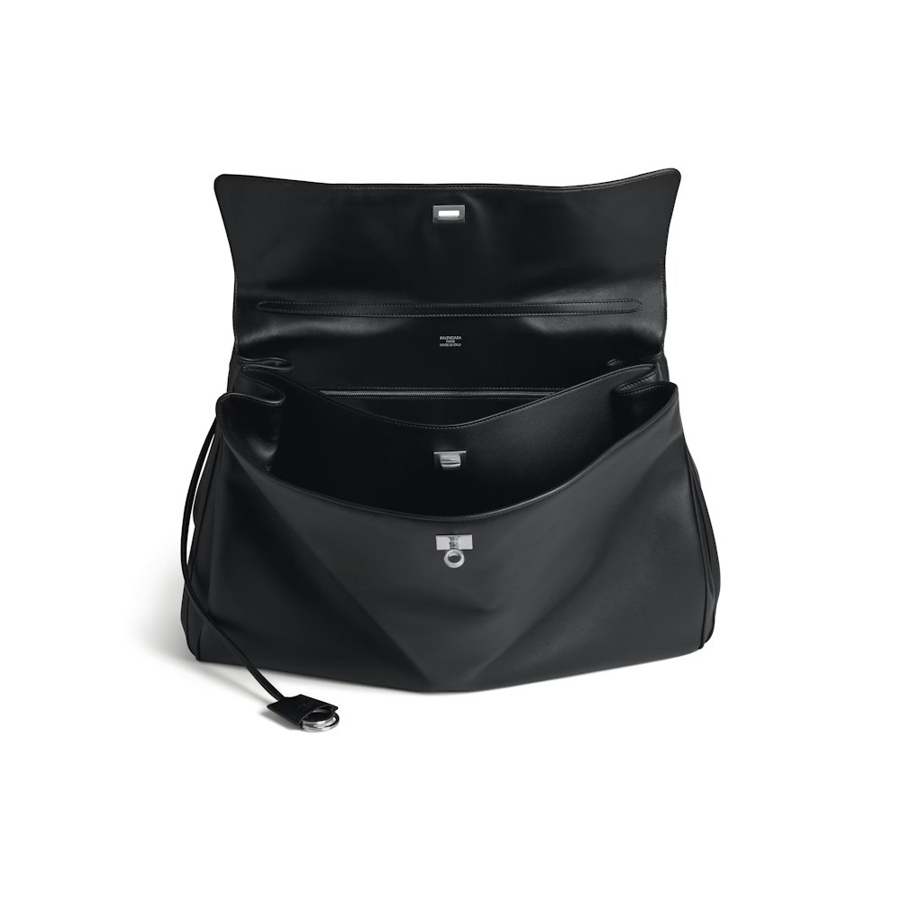 <p>幅約48cmでスマホ・タブレット・ノートPCが収まり、前後と内部にポケットが充実。デイリーユースにも対応する収納設計。</p>