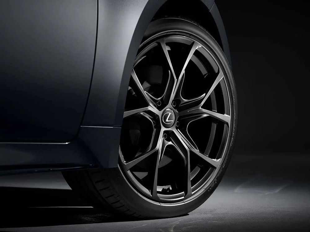 <p>ブラック塗装の鍛造アルミホイールとスモークメッキ加飾のブラック塗装ドアミラーを装備。精悍なエクステリアが特徴。</p>