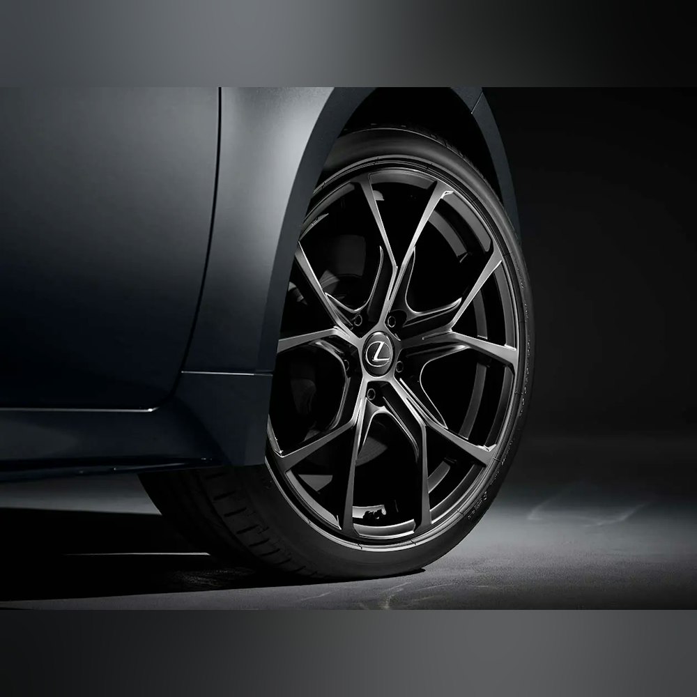 <p>ブラック塗装の鍛造アルミホイールとスモークメッキ加飾のブラック塗装ドアミラーを装備。精悍なエクステリアが特徴。</p>