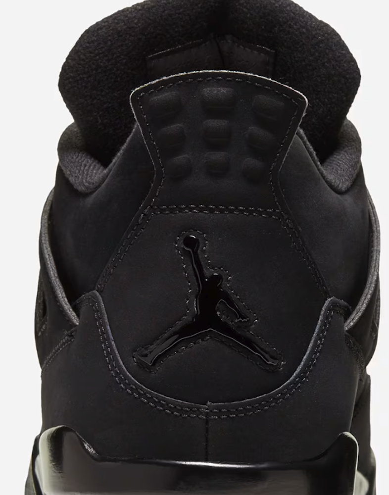 <p>“Black Cat” は Michael Jordan のニックネーム “Black Cat” に由来。AJ4 のこの配色は 2006年初版、2020年復刻を経ての復活モデル。1989年の OG モールドに近づけた形状調整もされている。ヒールのロゴも復刻版との違いあり。</p>