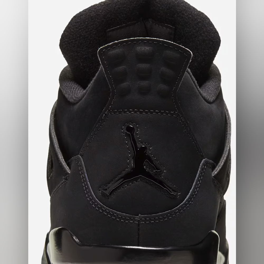 <p>“Black Cat” は Michael Jordan のニックネーム “Black Cat” に由来。AJ4 のこの配色は 2006年初版、2020年復刻を経ての復活モデル。1989年の OG モールドに近づけた形状調整もされている。ヒールのロゴも復刻版との違いあり。</p>