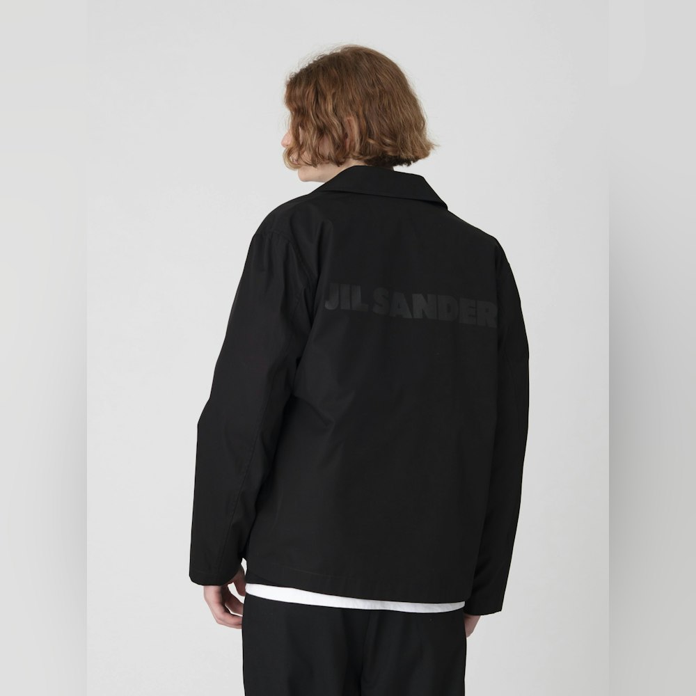 <p>リラックスフィットのコーチジャケットは軽い着心地とコンパクトコットン素材で、季節を問わず着用可能。フロントはスナップボタン仕様。</p>