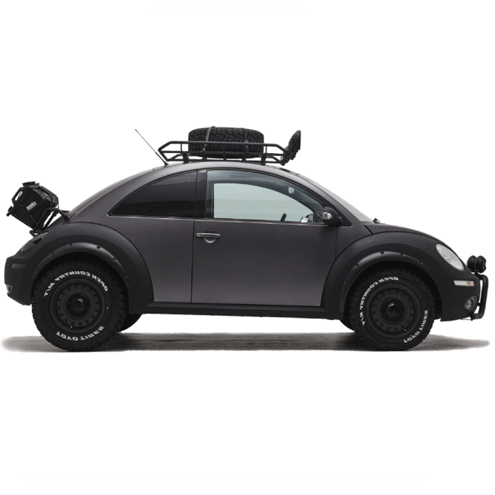 <p>フォルクスワーゲン ニュービートルをベースに、Baja BugやOverLanderをイメージしたオフロード仕様のカスタムマシン。前後6cmのリフトアップとTOYOタイヤのOPEN COUNTRYを装着し、オフロードや公道での安定した走行を実現。</p>