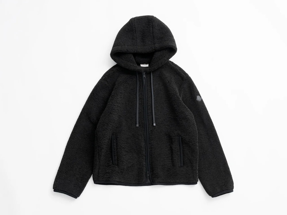 <p>ロンハーマンのみで展開される「MONCLER（モンクレール）」のフーディーのエクスクルーシブモデル。世界でもロンハーマンだけで展開されるシンプルかつクールなブラックカラー。</p>