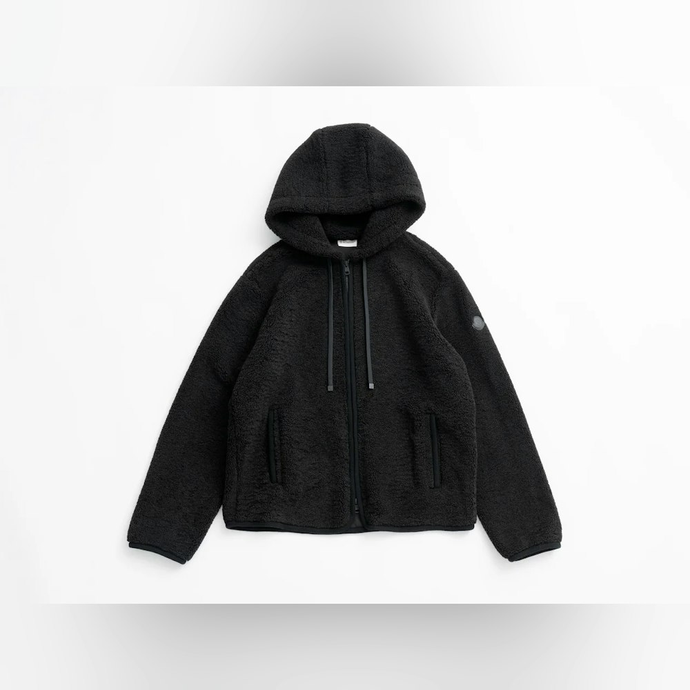 <p>ロンハーマンのみで展開される「MONCLER(モンクレール)」のフーディーのエクスクルーシブモデル。世界でもロンハーマンだけで展開されるシンプルかつクールなブラックカラー。</p>