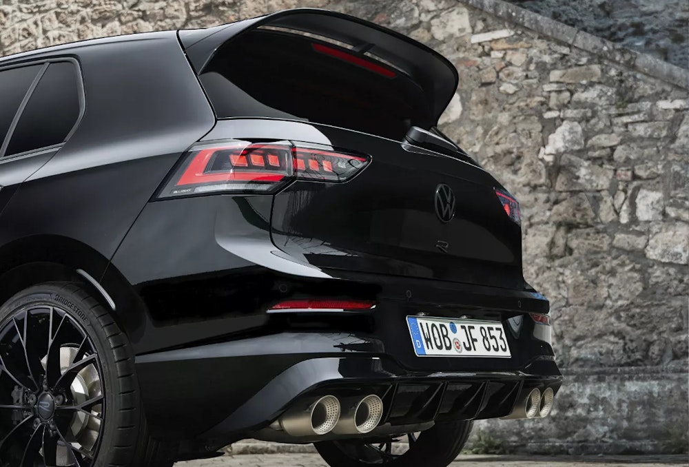 <p>Akrapovič チタンエキゾーストを標準装備。軽量化と専用サウンドを両立。</p>