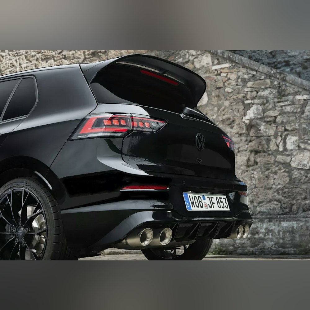 <p>Akrapovič チタンエキゾーストを標準装備。軽量化と専用サウンドを両立。</p>