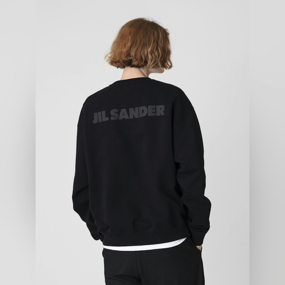 <p>オーガニックコットンのテリー素材を用いたスウェットプルオーバーは、やわらかな肌触りとリラックスシルエットを両立。クリーンな印象も特徴。</p>