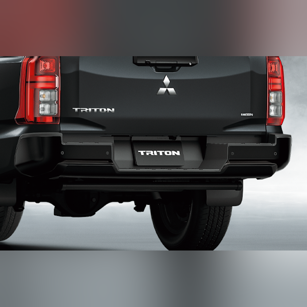 <p>フロントバンパーガーニッシュやフォグランプベゼルなど、各部をブラックメタリックで仕上げ、力強い印象を演出。</p>