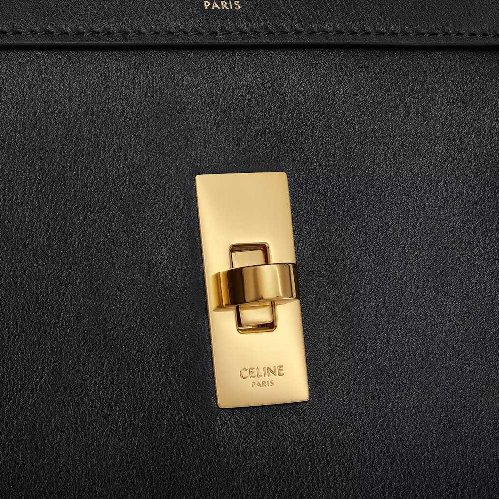 <p>ターンロック開閉と内側ジップポケット1つ、メインコンパートメント2つの仕切り構造により整理整頓が可能。</p>