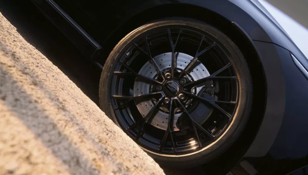 <p>ブラック仕上げのバッジやミラーキャップを採用。19インチ Warmenau 鍛造ホイールを装備。</p>