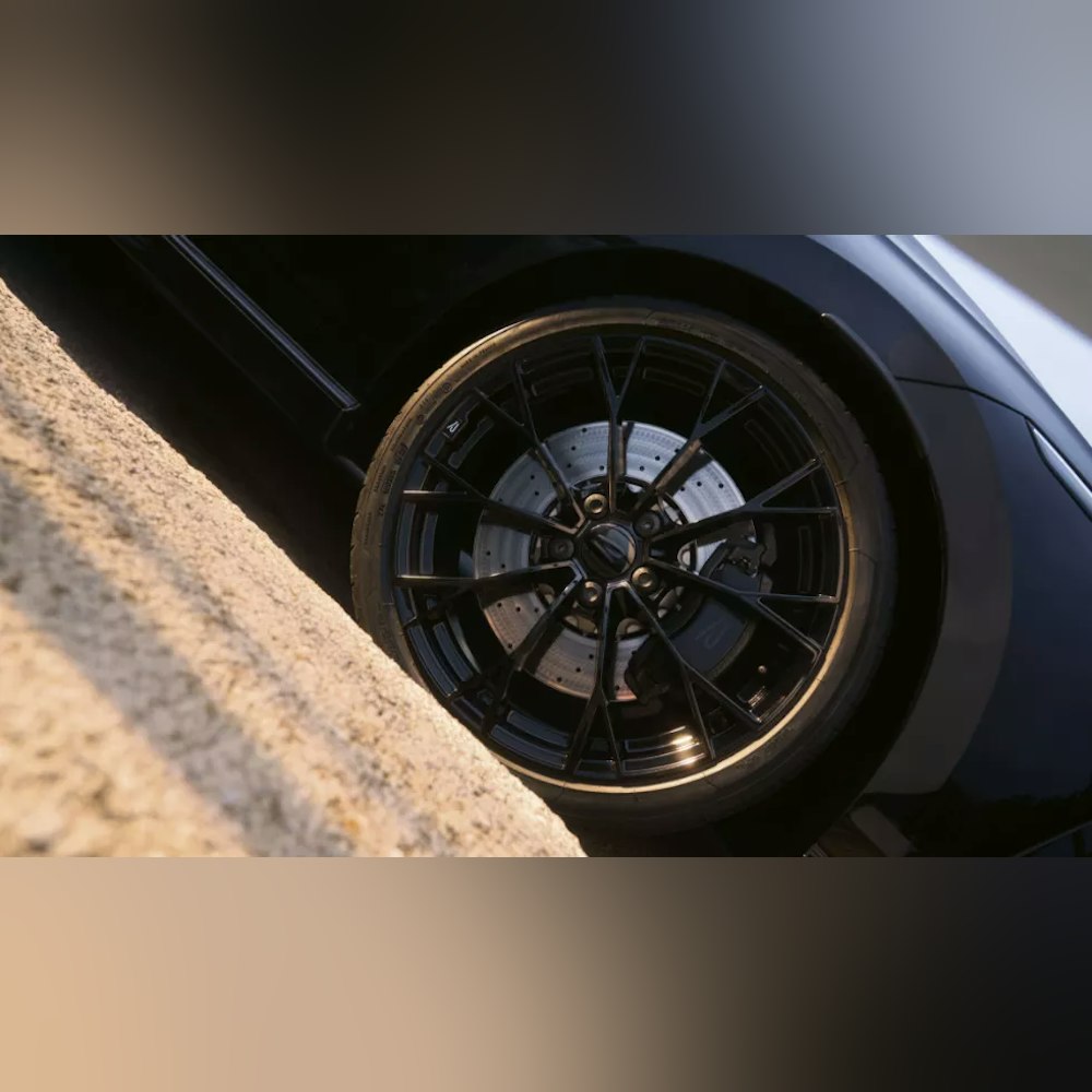 <p>ブラック仕上げのバッジやミラーキャップを採用。19インチ Warmenau 鍛造ホイールを装備。</p>