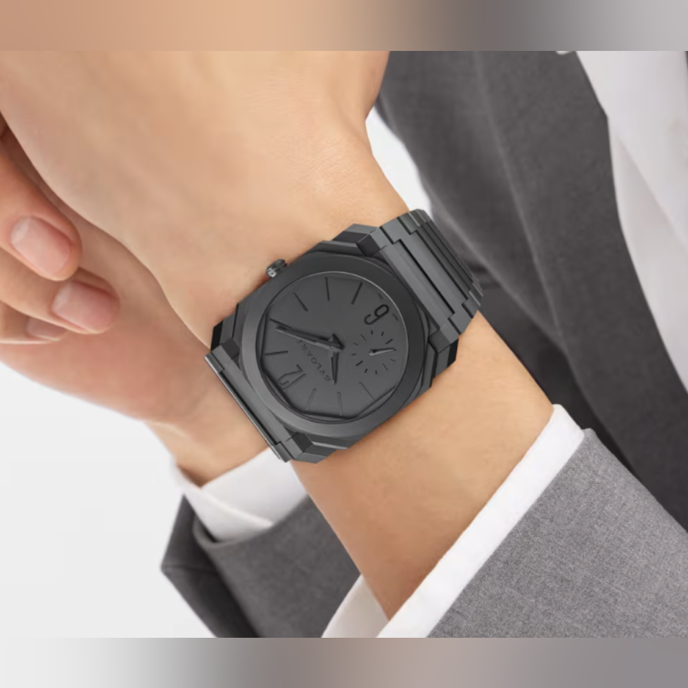 <p>サンドブラスト加工のチタニウム製ケースとブレスレットが、軽量でありながら耐久性を提供。</p>