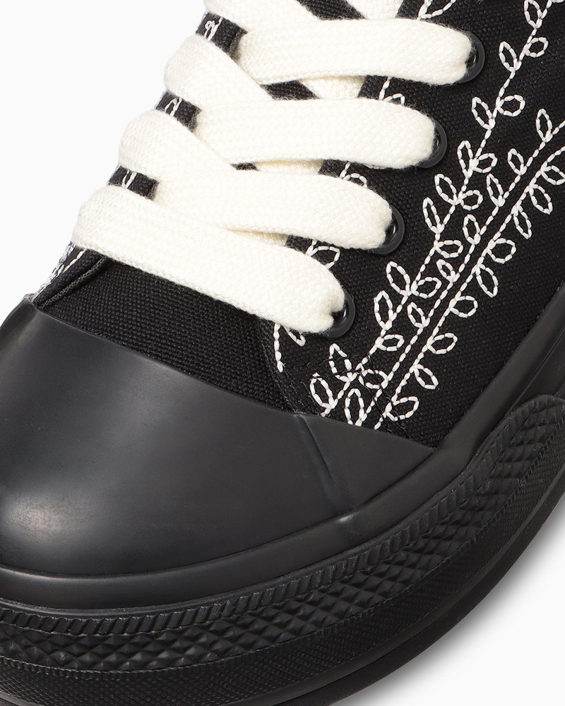 <p>パリの蚤の市で見つけたアンティークレースから着想を得たハンドステッチ調の刺繍が特徴。足元に個性的なアクセントを。</p>