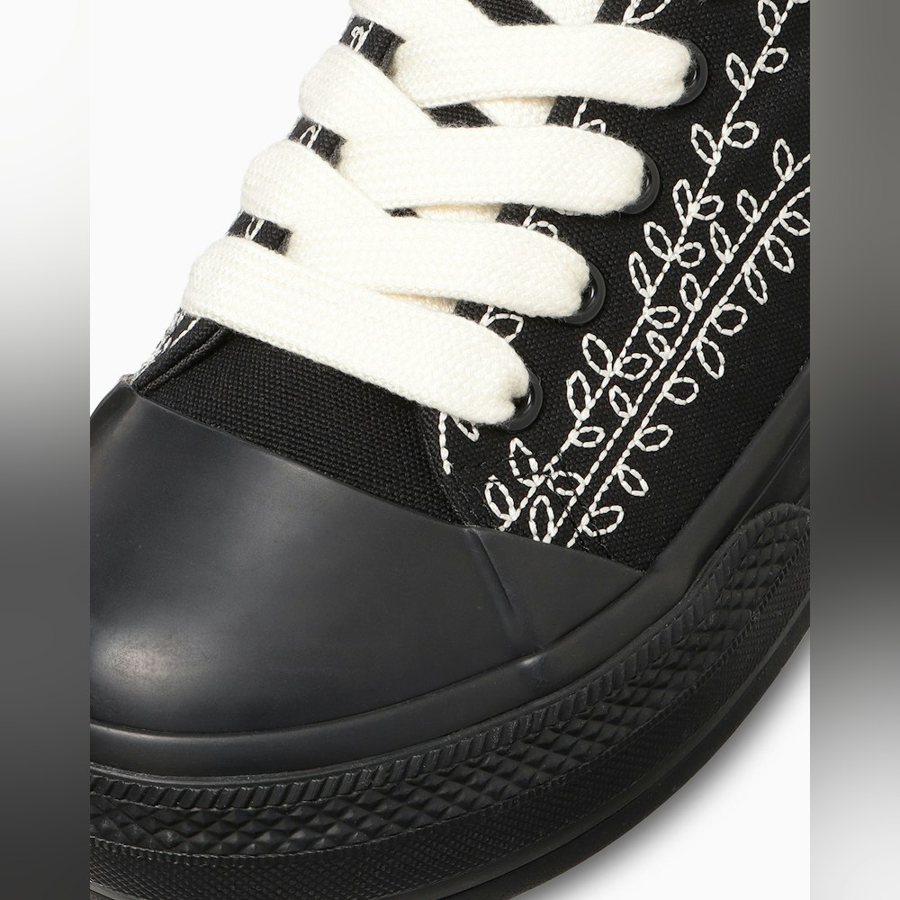 <p>パリの蚤の市で見つけたアンティークレースから着想を得たハンドステッチ調の刺繍が特徴。足元に個性的なアクセントを。</p>