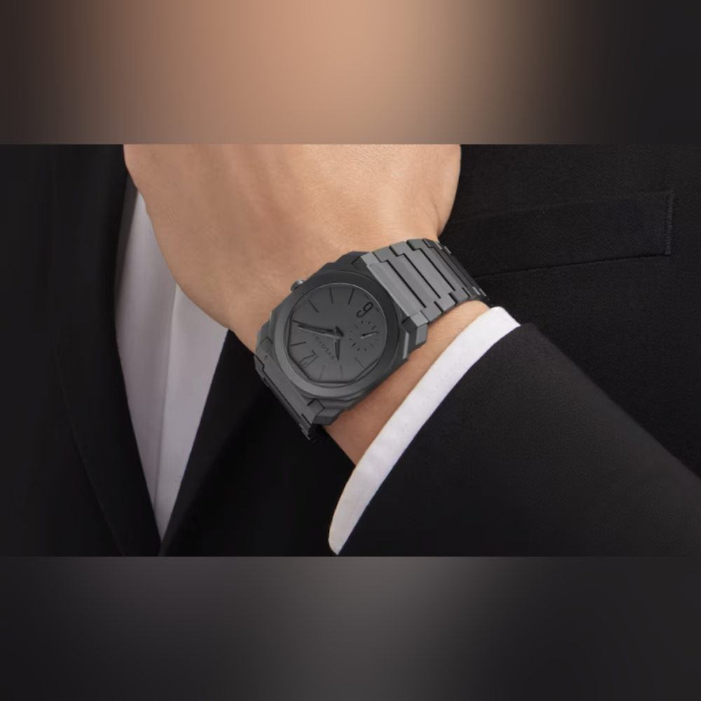 <p>厚さ6.85mmの極薄ケースが、袖口にすっきりと収まり、ビジネスシーンでも快適に着用可能。</p>