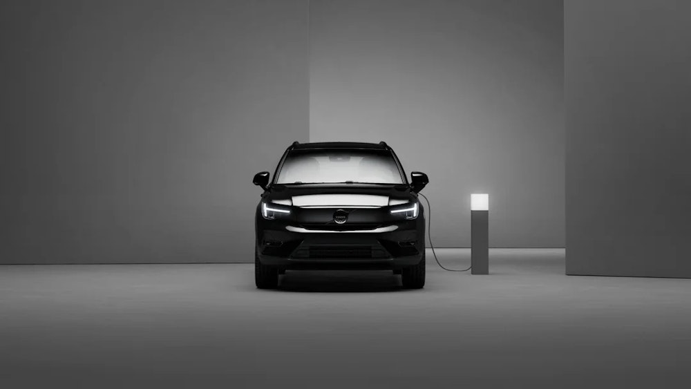 <p>EX40 Black Edition は完全電動SUVとして展開され、ゼロエミッション走行に対応。都市部の短距離移動から休日のドライブまで、充電を前提とした現代的なライフスタイルに適応。</p>