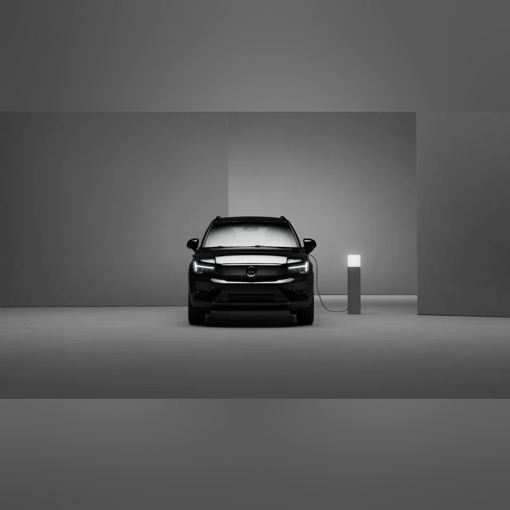 <p>EX40 Black Edition は完全電動SUVとして展開され、ゼロエミッション走行に対応。都市部の短距離移動から休日のドライブまで、充電を前提とした現代的なライフスタイルに適応。</p>