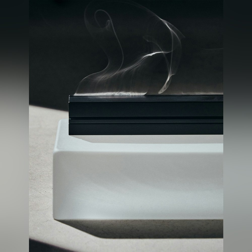 <p>線香を横倒しにして焚く独自設計の香炉。スリットから少しずつ広がる香煙を視覚的に楽しみながら、付属の不燃マットで安全にお香を使用できる。</p>