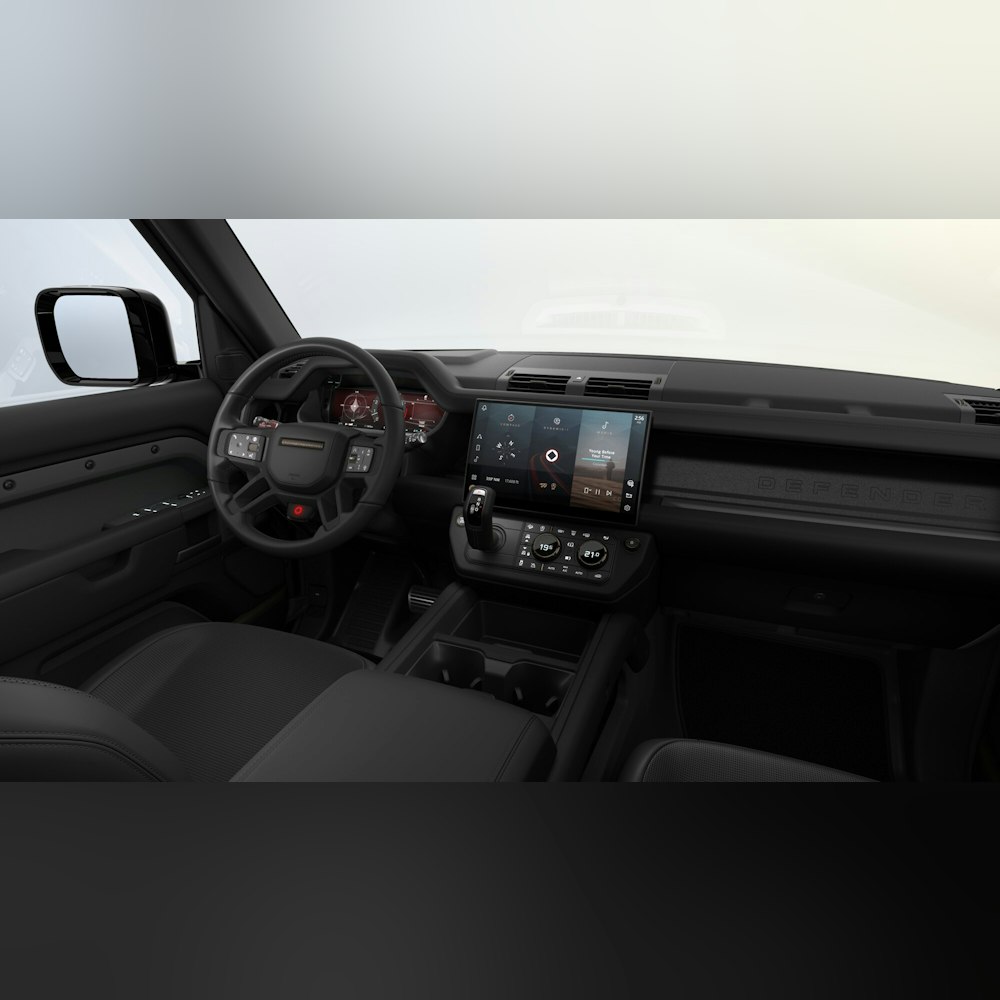 <p>エボニーセミアニリンレザーとKvadrat™のインテリアが、上質な室内空間を提供。長時間のドライブでも快適に過ごせる設計。</p>