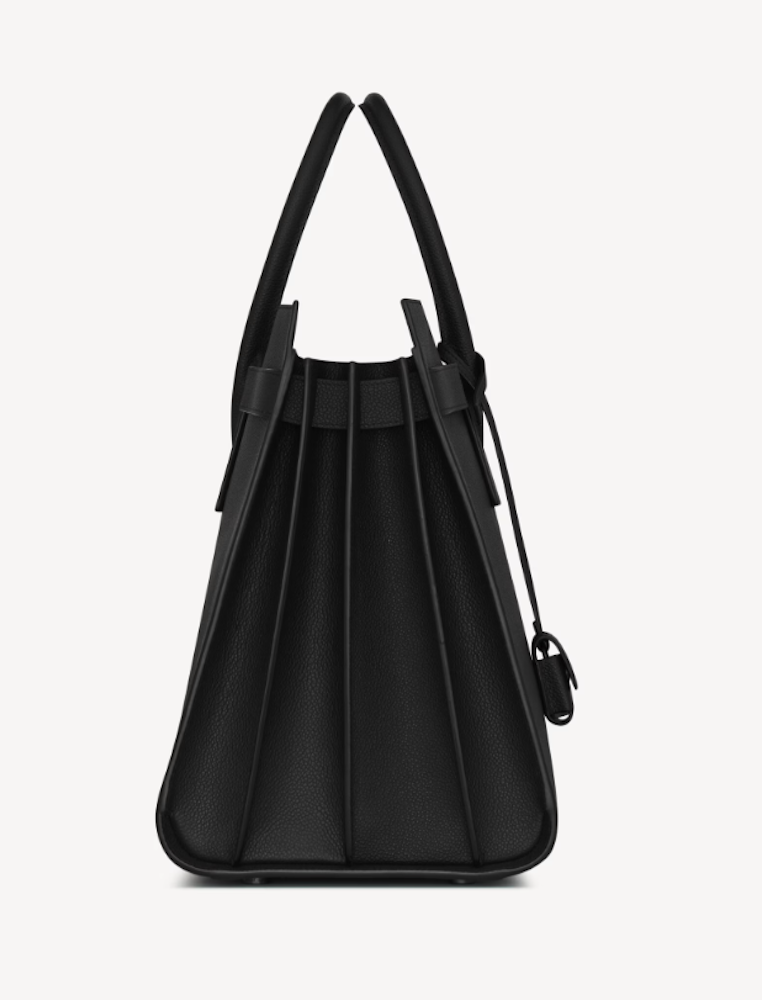 <p>アコーディオン式のサイドガセットにより、荷物の量に応じてバッグの容量を調整可能。日常使いからビジネスシーンまで幅広く対応。</p>