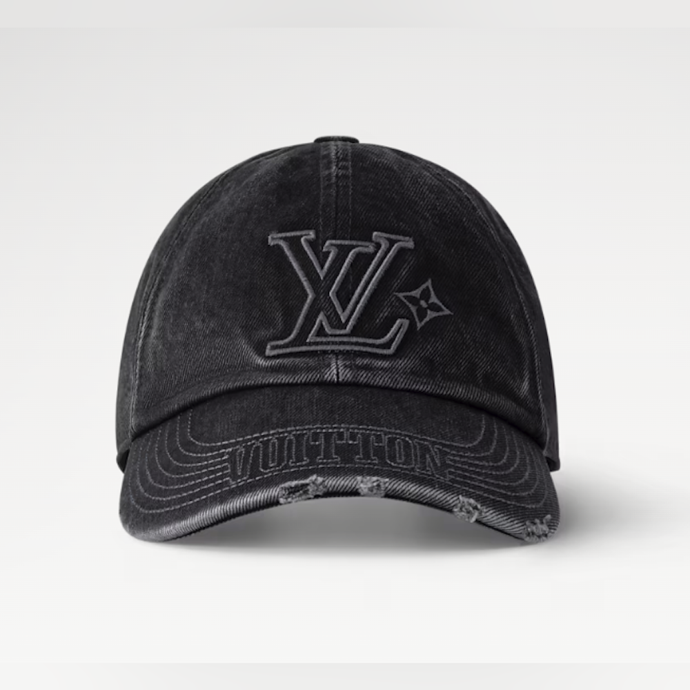 <p>LVフラワー刺繍と「VUITTON」ロゴ刺繍が目を引くデザイン、各個体に異なるウォッシュ加工による表情の違いが特徴。個別ウォッシュ加工により同じ商品でも色味や風合いに微妙な違いが生じ、それぞれが一点物としての価値を持つ。</p>