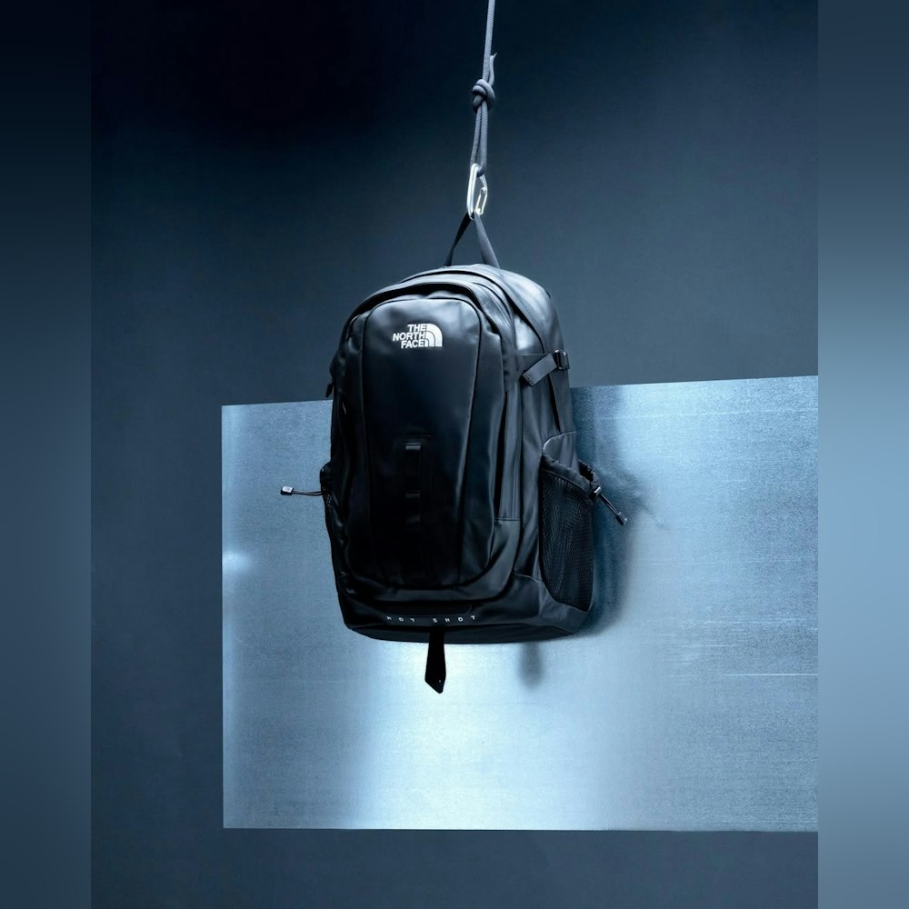 <p>牛革とリサイクルナイロンを組み合わせた26Lデイパックは、Hot Shotモデルがベース。15インチノートPCやハイドレーションスリーブ付きで通勤・アウトドア両方に対応。</p>