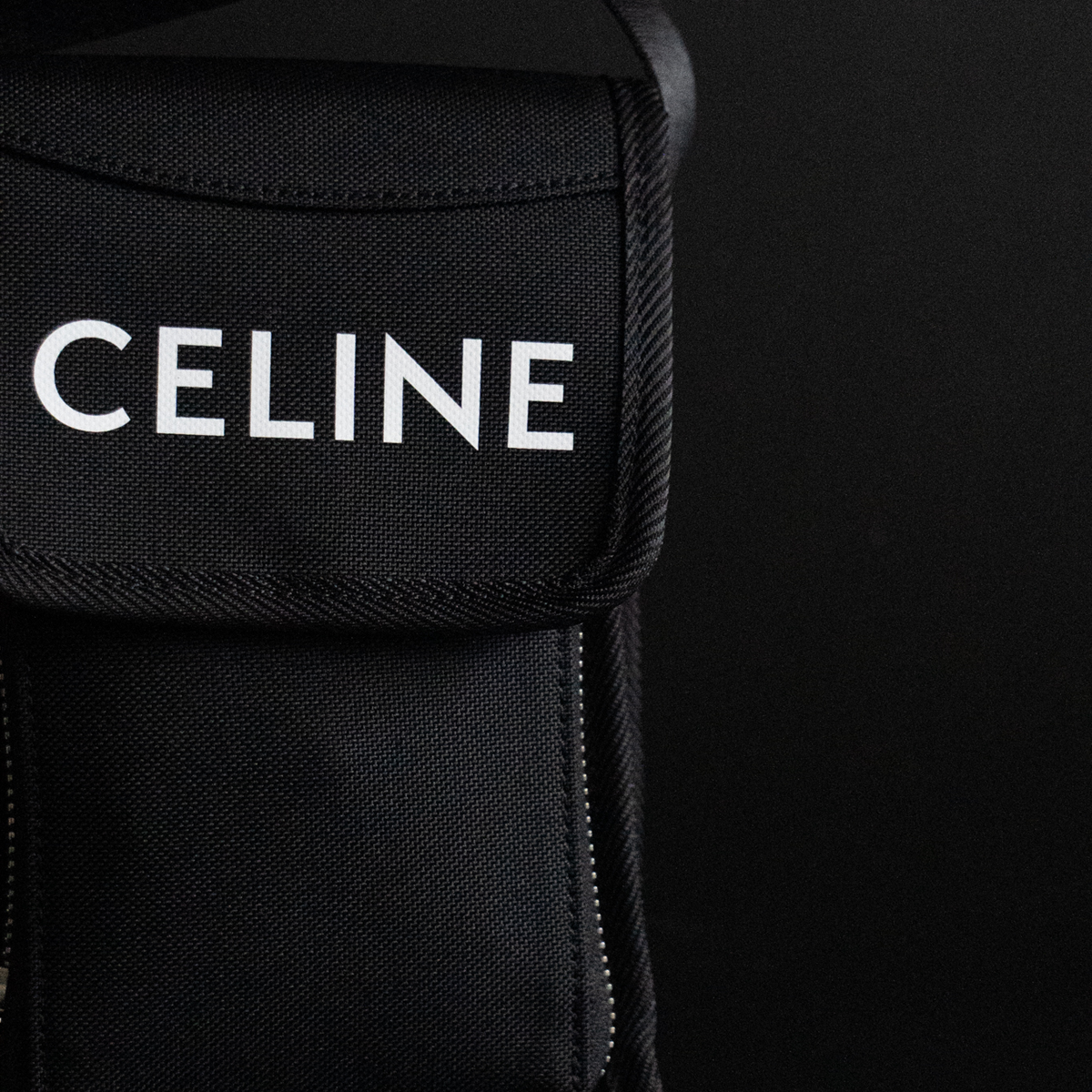 CELINEのモバイルショルダーの画像